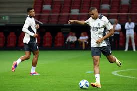 員樹立了一 員樹立了一